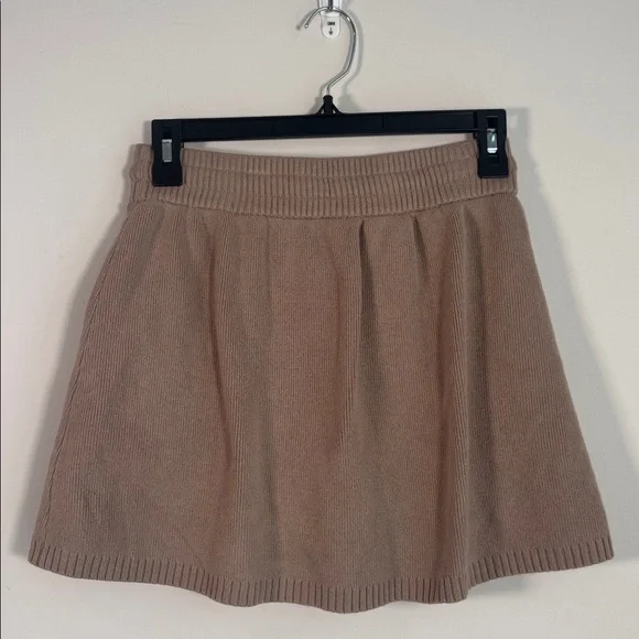 ALO Yoga Scholar Knit Cargo Skirt in Gravel - S is available for